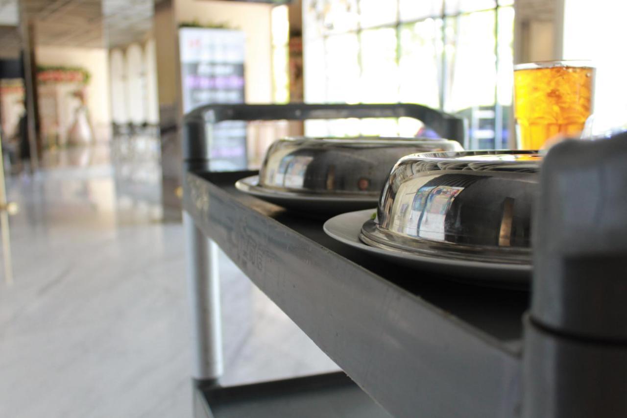 Swiss-Belinn Cikarang Buitenkant foto
