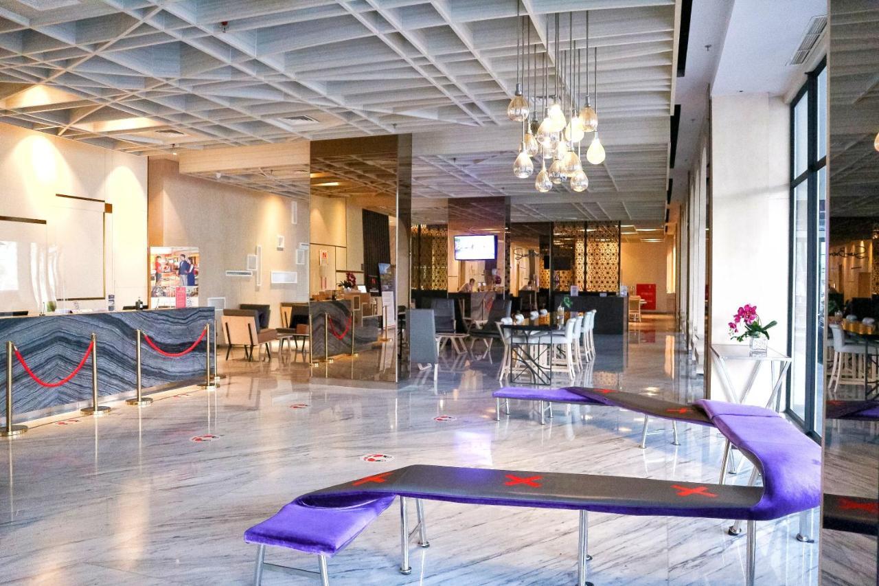 Swiss-Belinn Cikarang Buitenkant foto