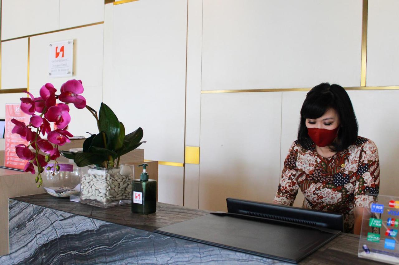 Swiss-Belinn Cikarang Buitenkant foto