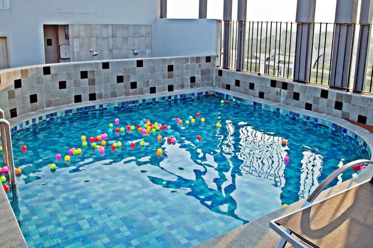 Swiss-Belinn Cikarang Buitenkant foto