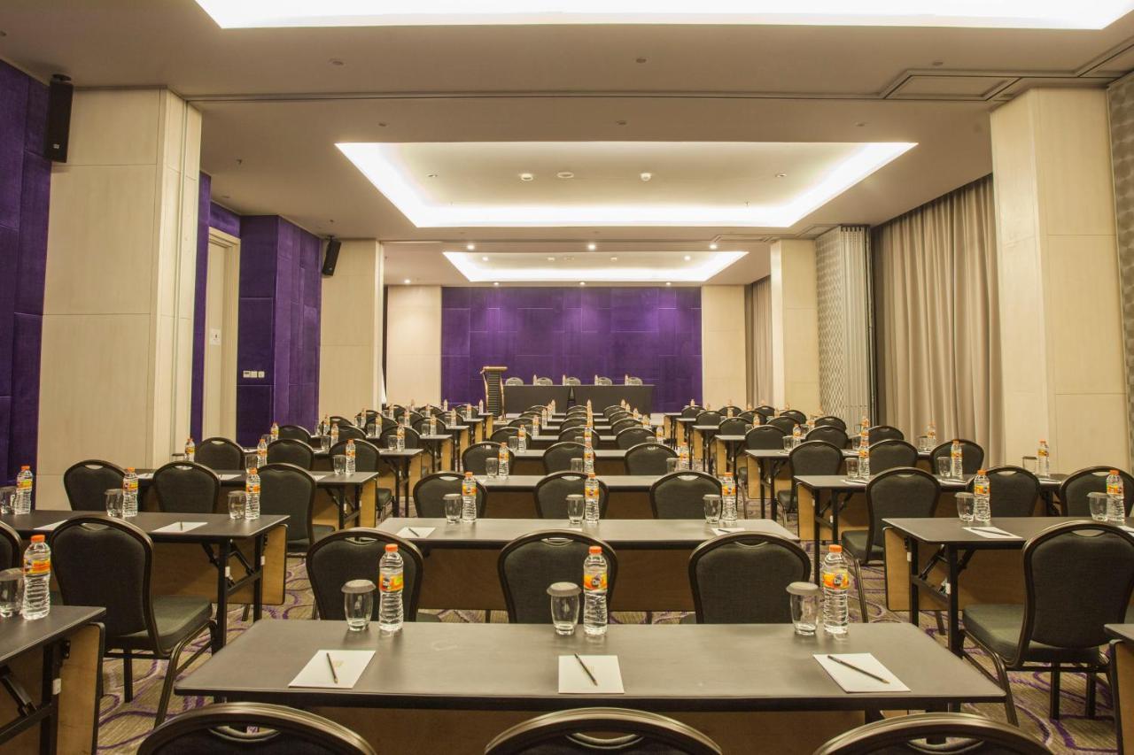 Swiss-Belinn Cikarang Buitenkant foto