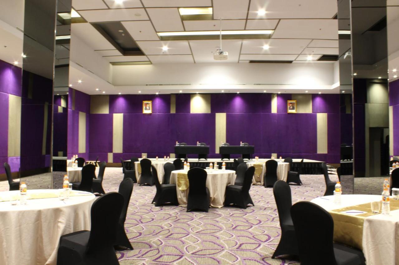 Swiss-Belinn Cikarang Buitenkant foto