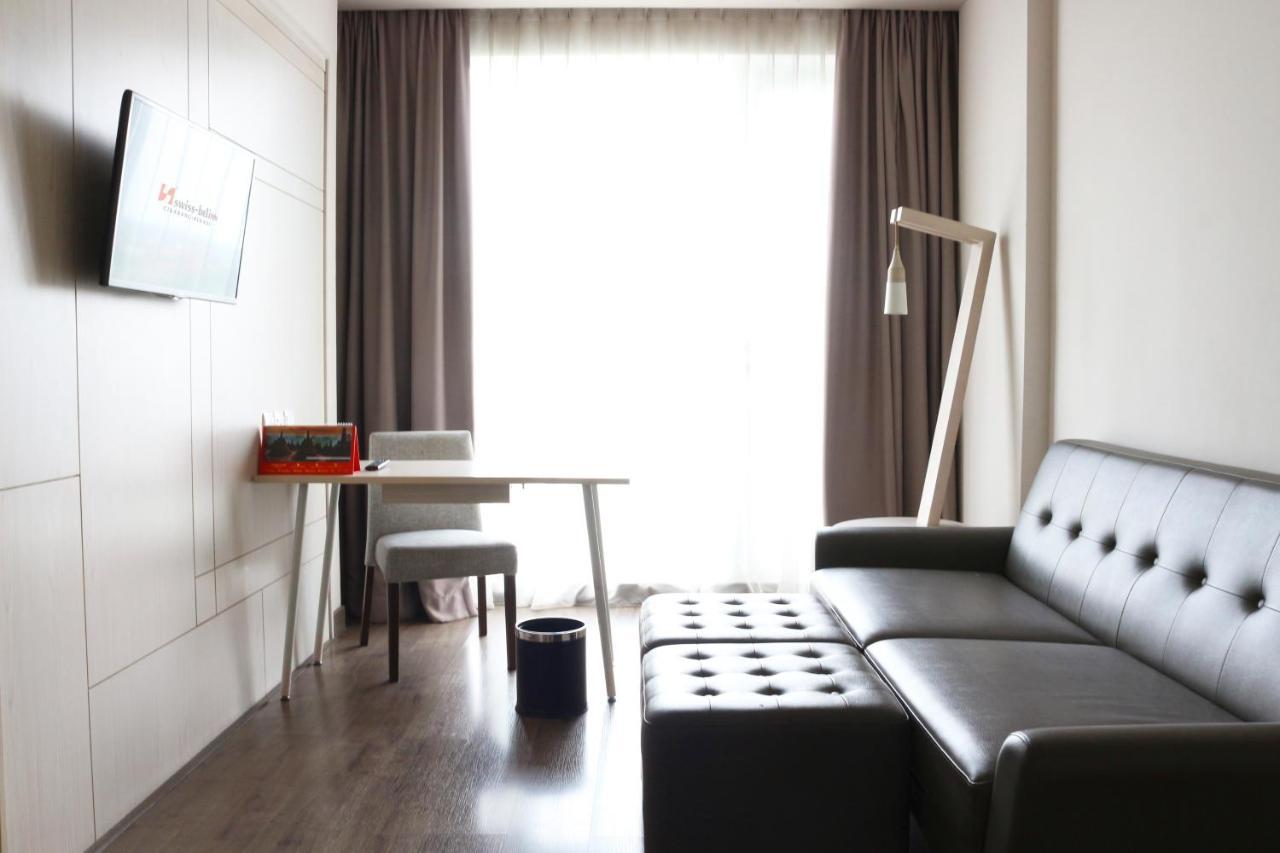 Swiss-Belinn Cikarang Buitenkant foto