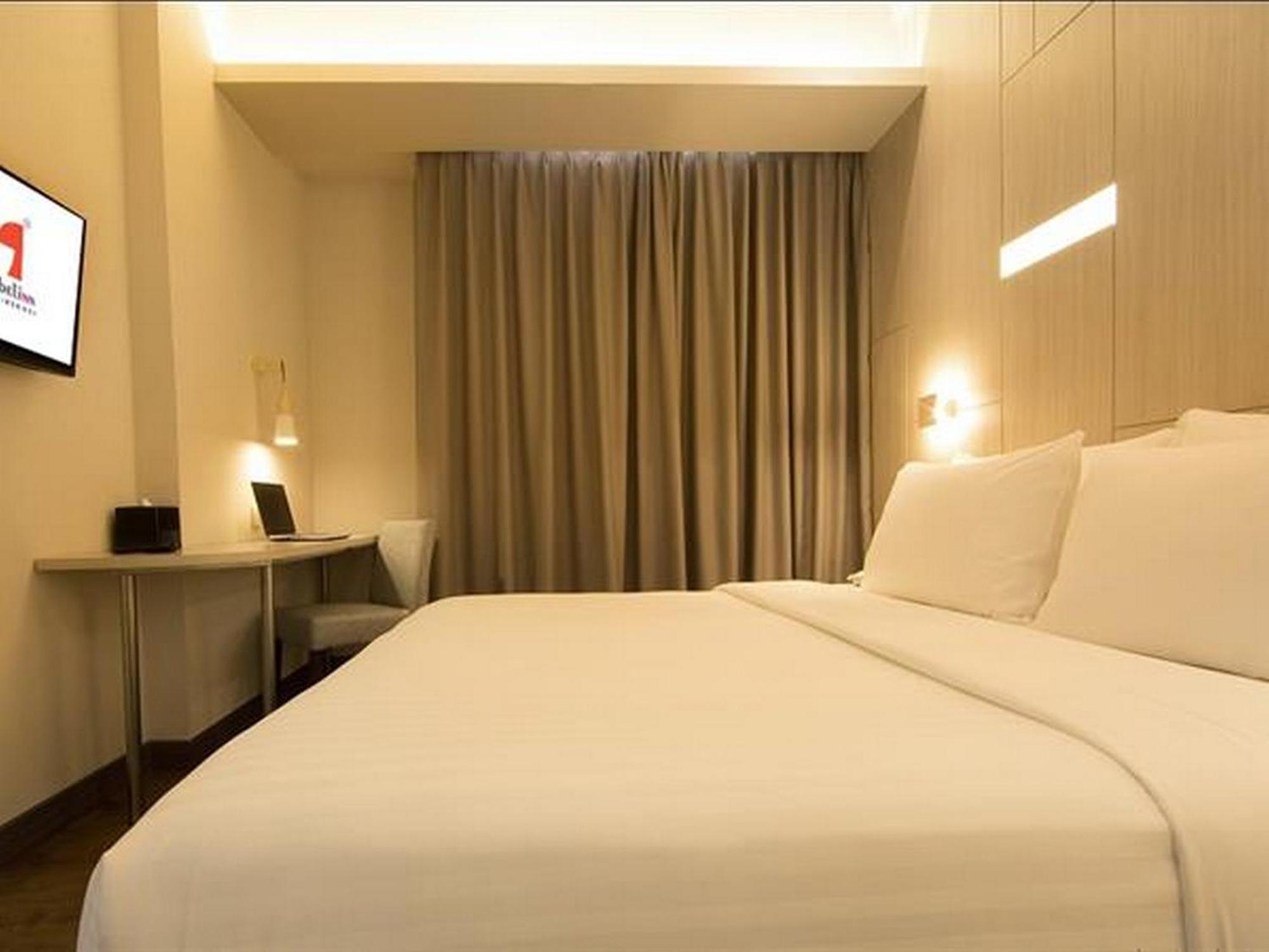 Swiss-Belinn Cikarang Buitenkant foto