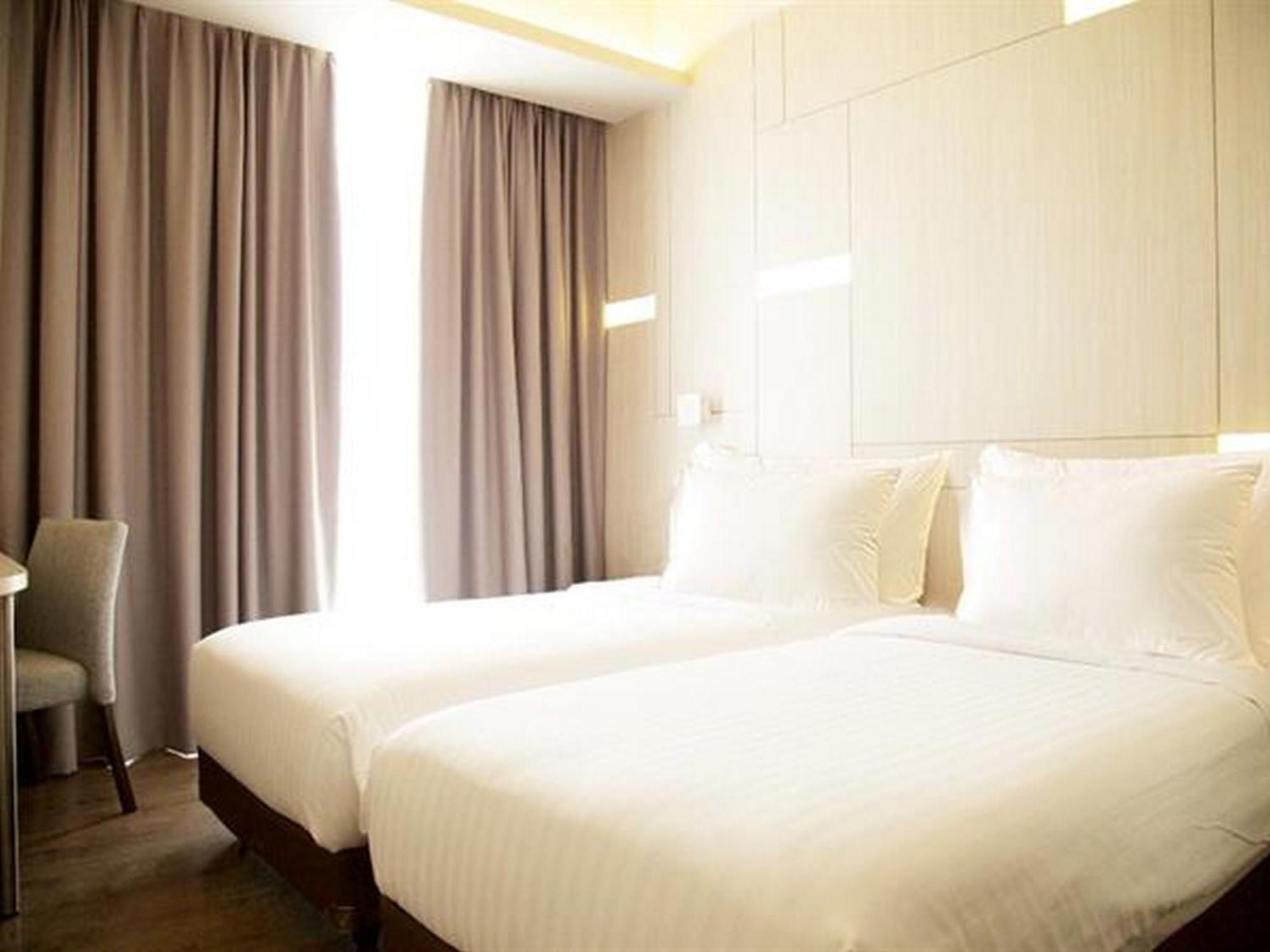 Swiss-Belinn Cikarang Buitenkant foto