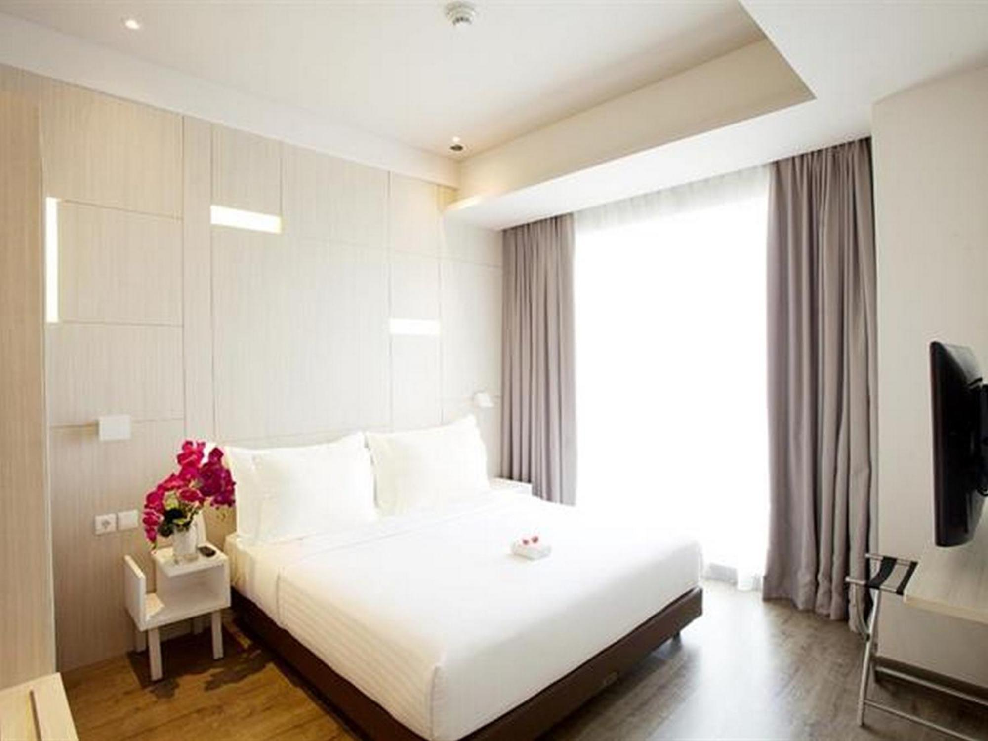 Swiss-Belinn Cikarang Buitenkant foto
