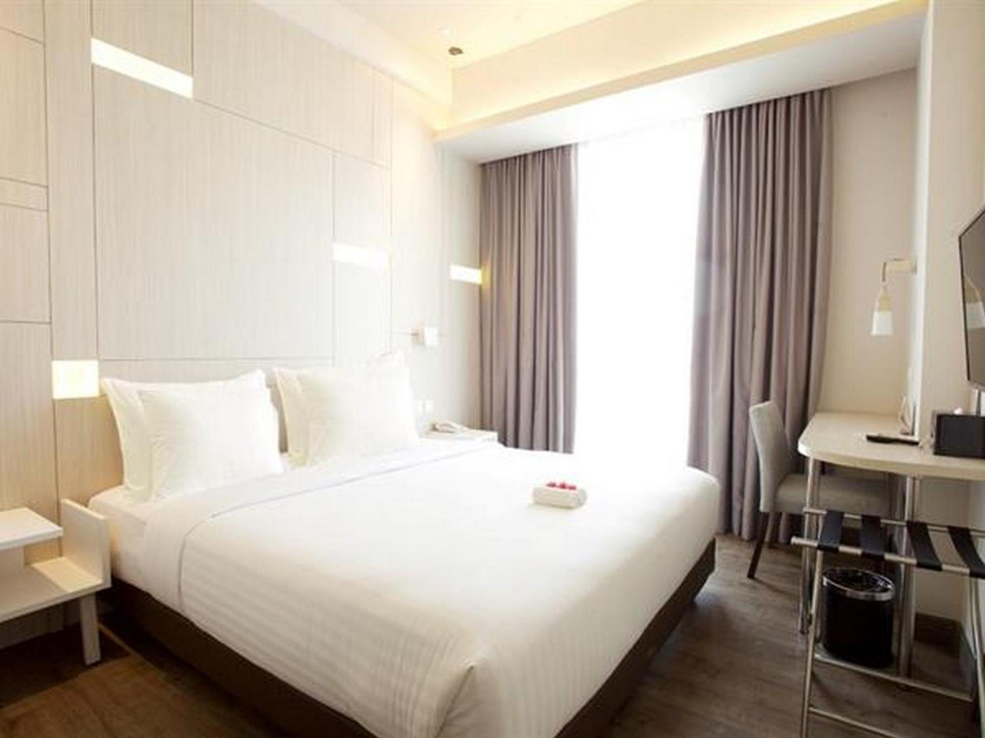 Swiss-Belinn Cikarang Buitenkant foto